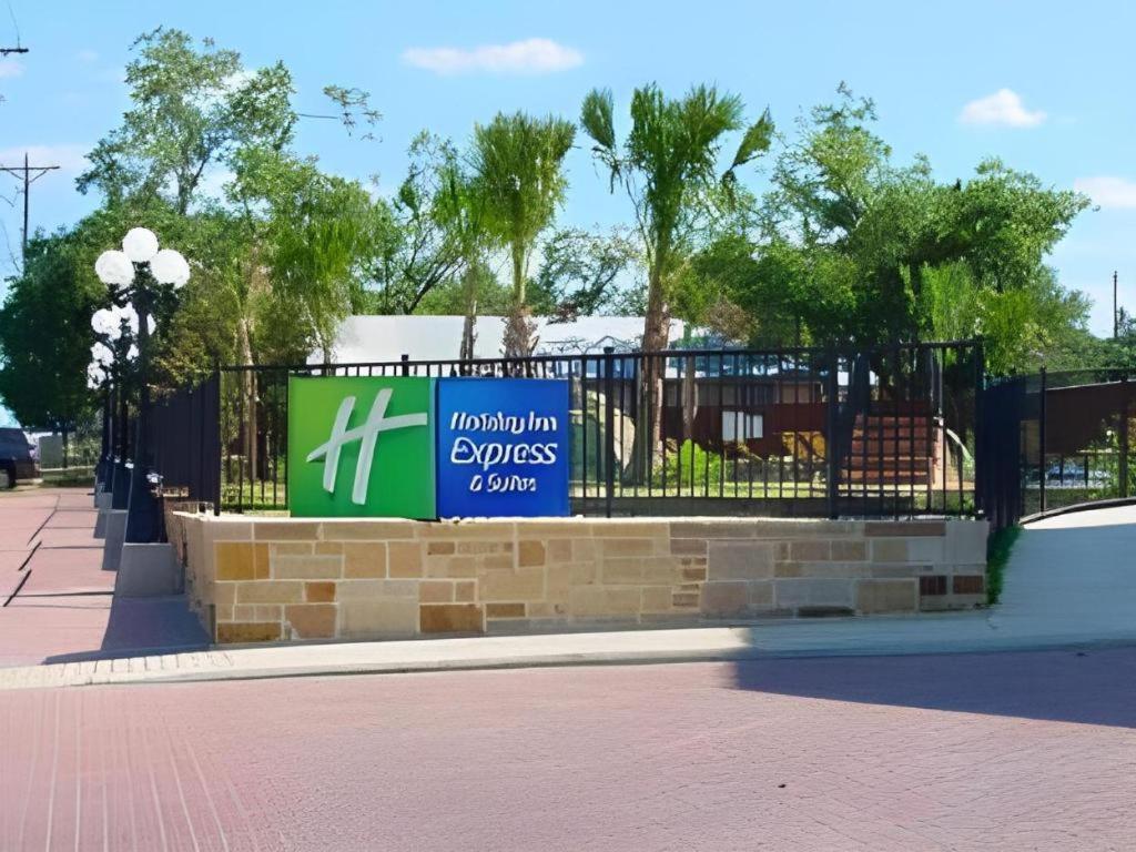 Holiday Inn Express & Suites Fredericksburg By Ihg Eksteriør billede