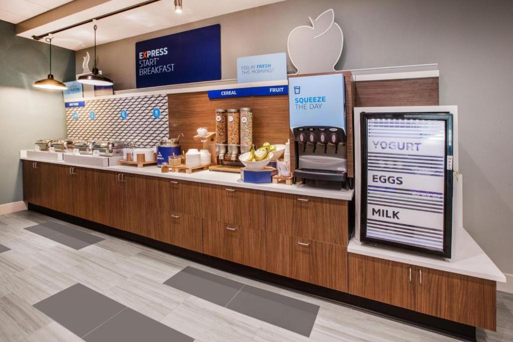 Holiday Inn Express & Suites Fredericksburg By Ihg Eksteriør billede